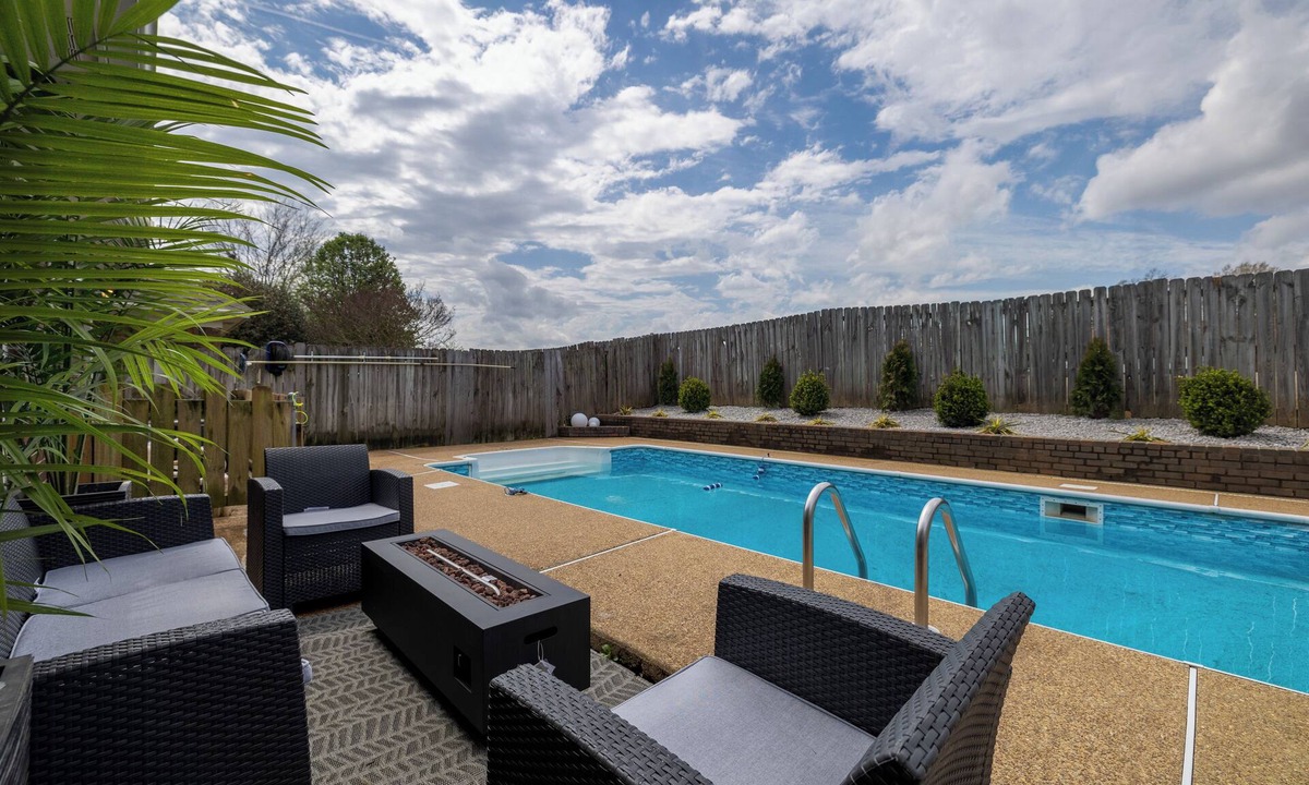 Southaven House | Cori’s Pool House, a Cozy Pool House, perfect for a relaxing getaway