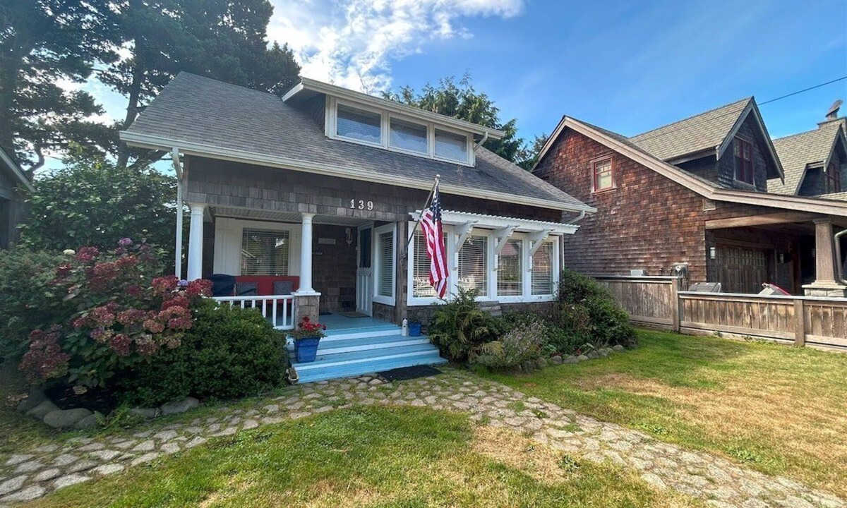 Downtown Cannon Beach House | Cornell Cottage 1915 - Historic Gem!
