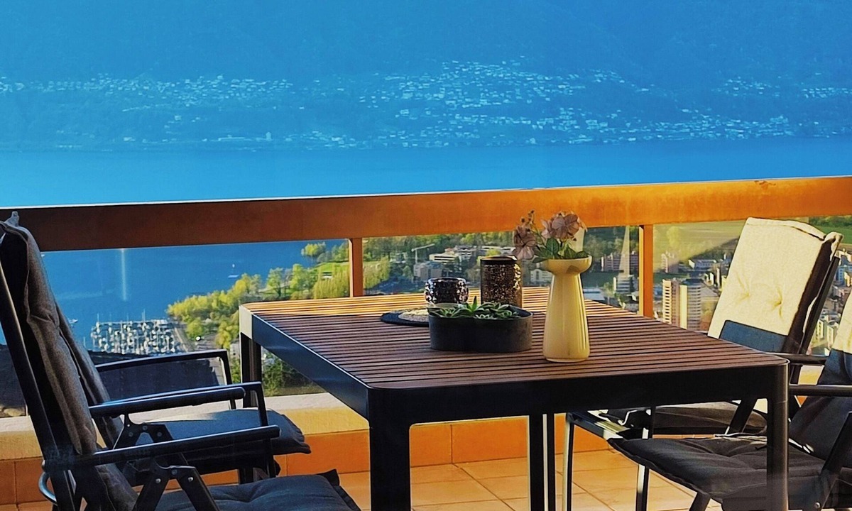 Orselina Apartment | Corner apartment on the 2nd floor for 1-4 persons.