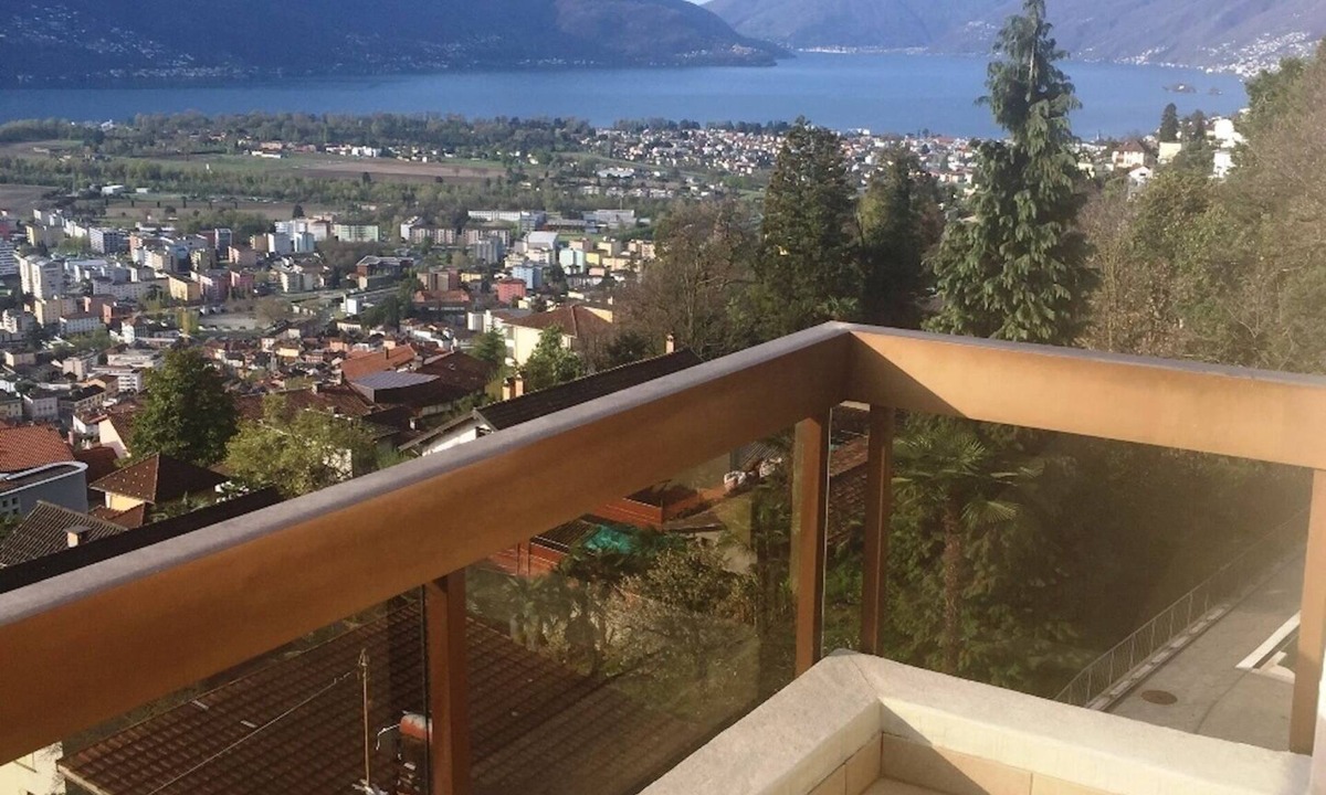 Orselina Apartment | Corner apartment on the 3rd floor for 1-4 persons.
