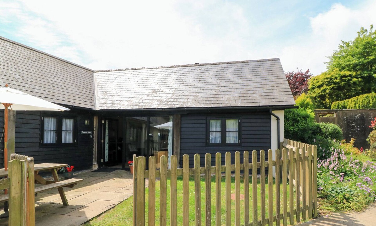 Blandford Forum Cottage | CORNER BARN, pet friendly, with open fire in Winterborne Stickland