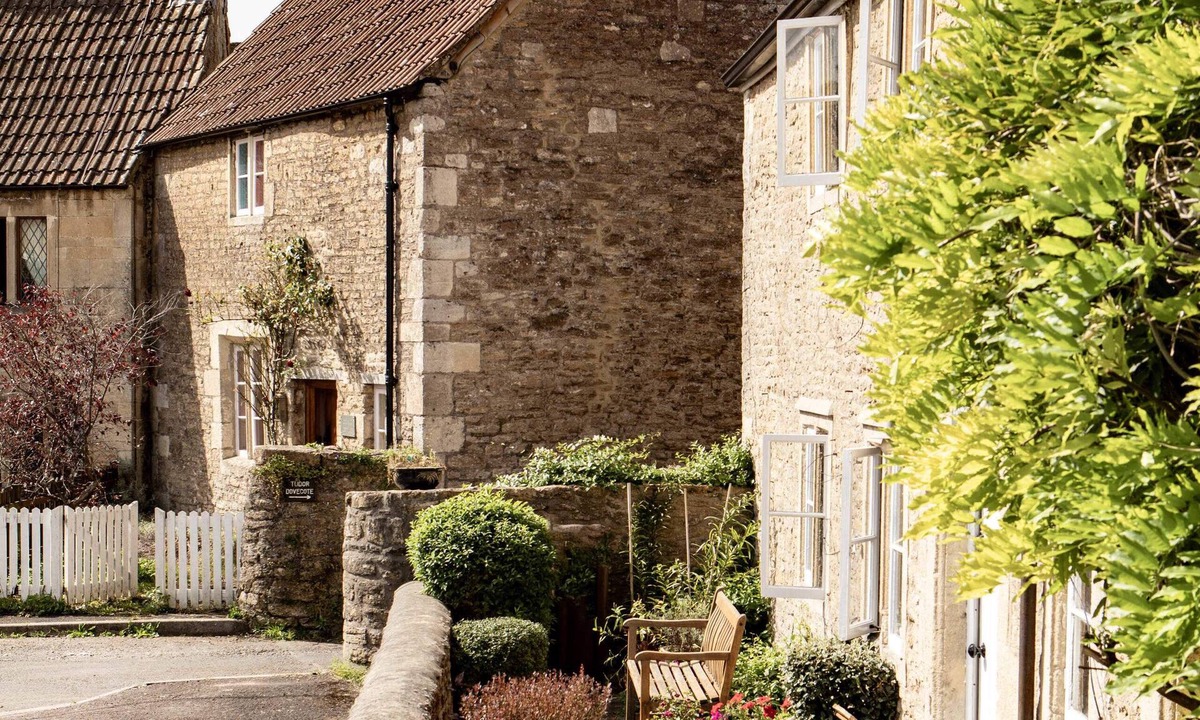 Norton St. Philip House | Corner Cottage with Hot Tub & Parking