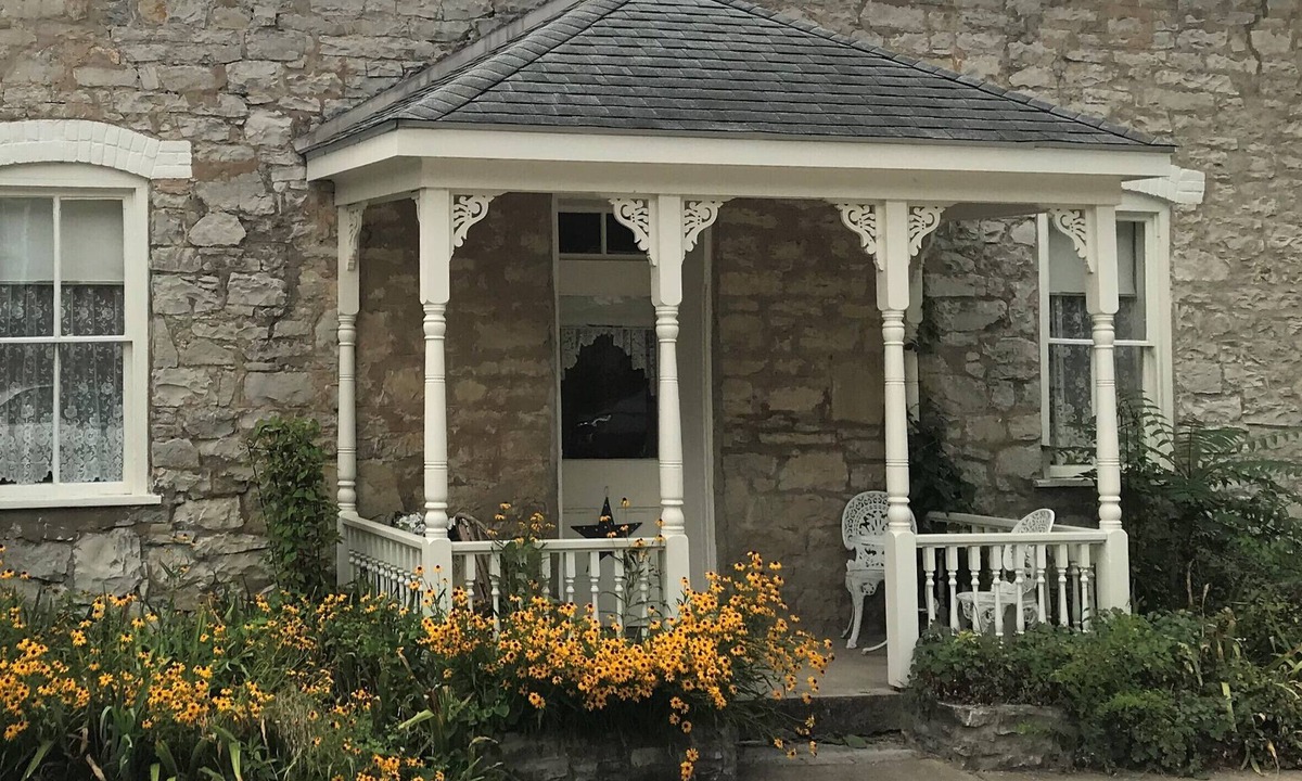 Maeystown Bed & Breakfast | Corner George Inn Bed & Breakfast