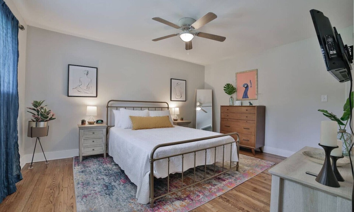 North Chattanooga Apartment | Corner Lot Charmer | Prime North Chatt (right unit)