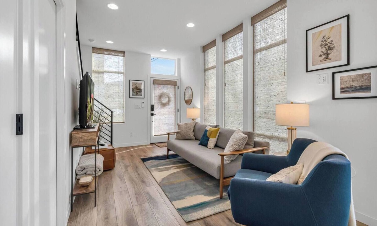 East Queen Anne House | Corner Townhouse with Rooftop Deck near Downtown Seattle