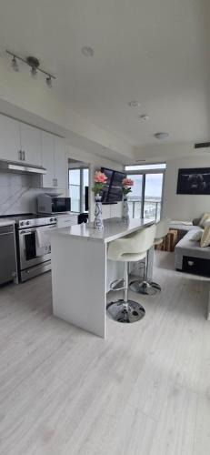 Vaughan Apartment | Corner unit 3 bath and 2 bed