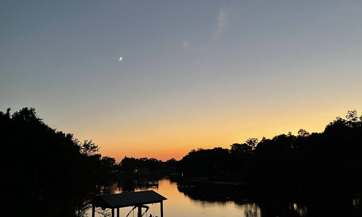 Natchitoches House | Cornfields and Cane - Retreat and relax on beautiful Cane River Lake.