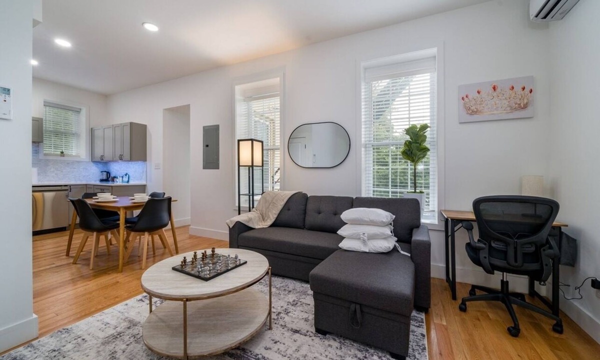 Corn Hill Apartment | Cornhill 2BDRM-HighFall+EquippedKitchen+Wi-Fi.
