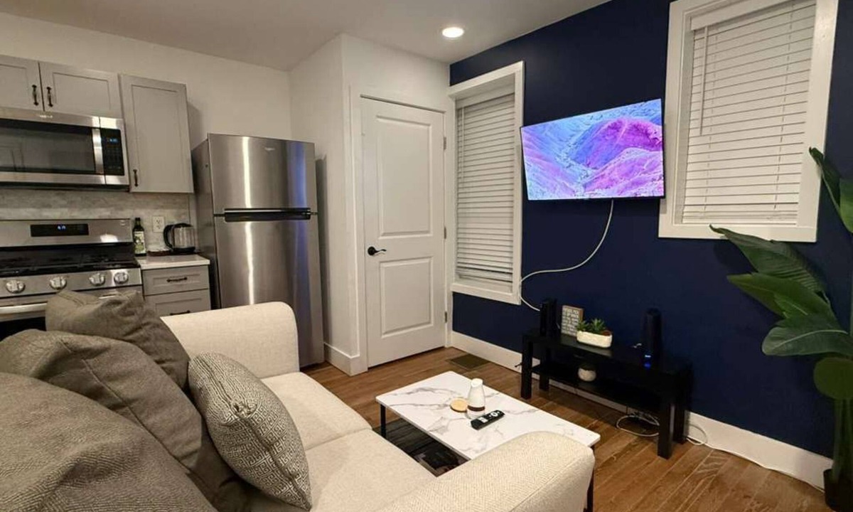 Corn Hill House | Cornhill Apt w FreeParking Kitchen W+D.