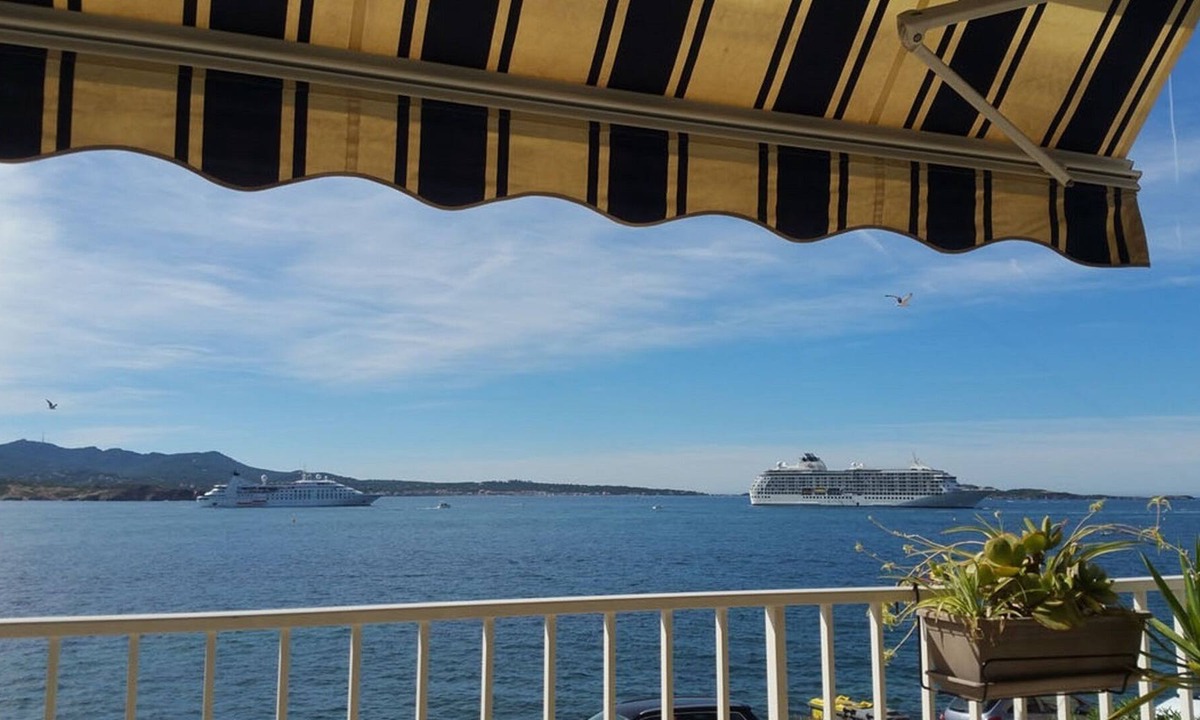 Sanary-sur-Mer Apartment | CORNICHE DES BAUX SEAFRONT APARTMENT