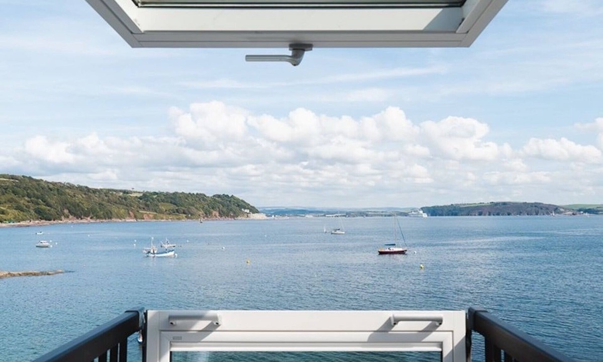 Kingsand Apartment | Cornwall Beachfront Stay | Walk to Pubs & Pasties