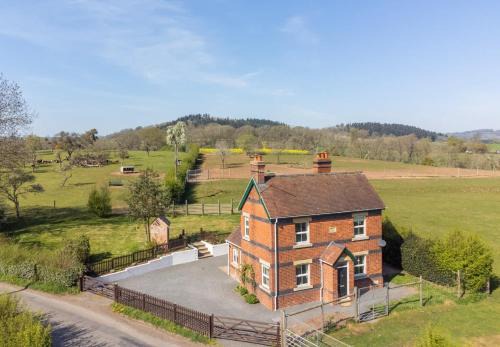 Broadwas House | Coronation Cottage - With Woodfired Hot Tub