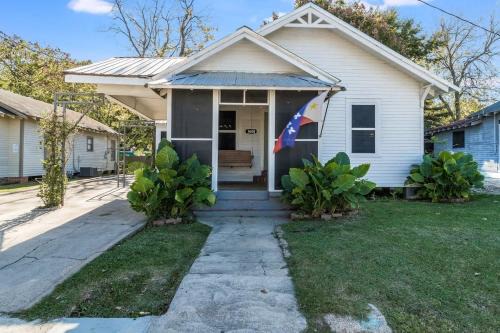 Freetown - Port Rico House | Corporate Comfort in Freetown - Spacious Homes for Work Crews