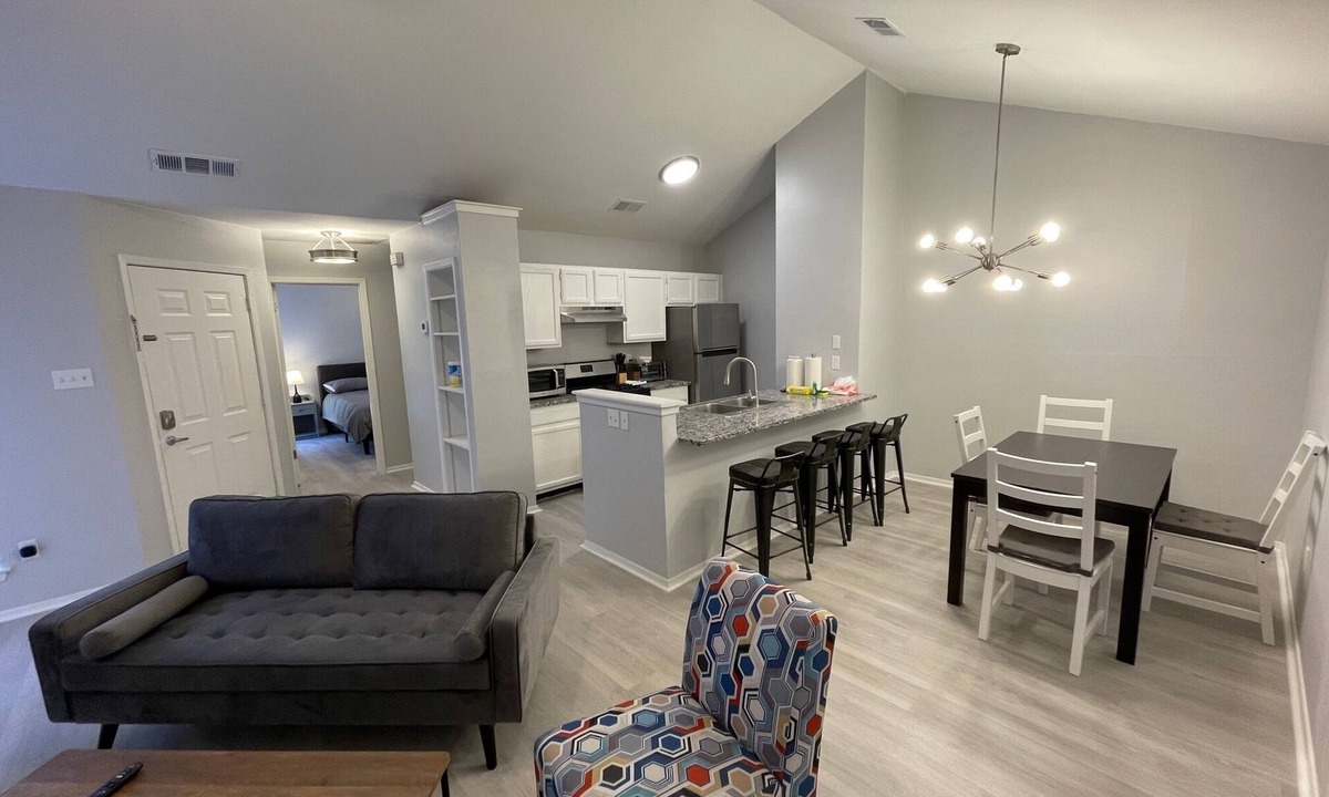 Copperfield House | Corporate Duplex #B - fully remodeled & Furnished