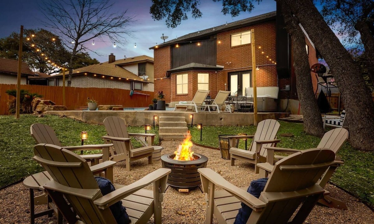 Live Oak House | Cosmic Cowboy: Hot Tub, Fire Pit, Putt-Putt, Games | Sleeps14
