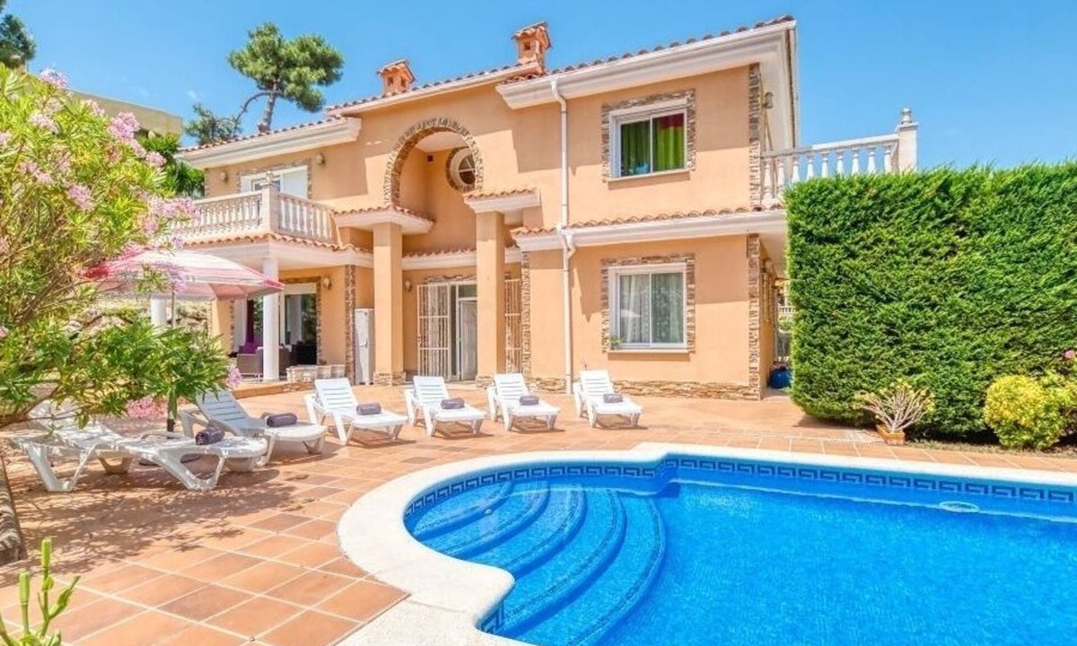 Condado del Jaruco Villa | ♥ CostaCabana - Villa Primavera ♥ Spacious vacation villa with garden and pool!