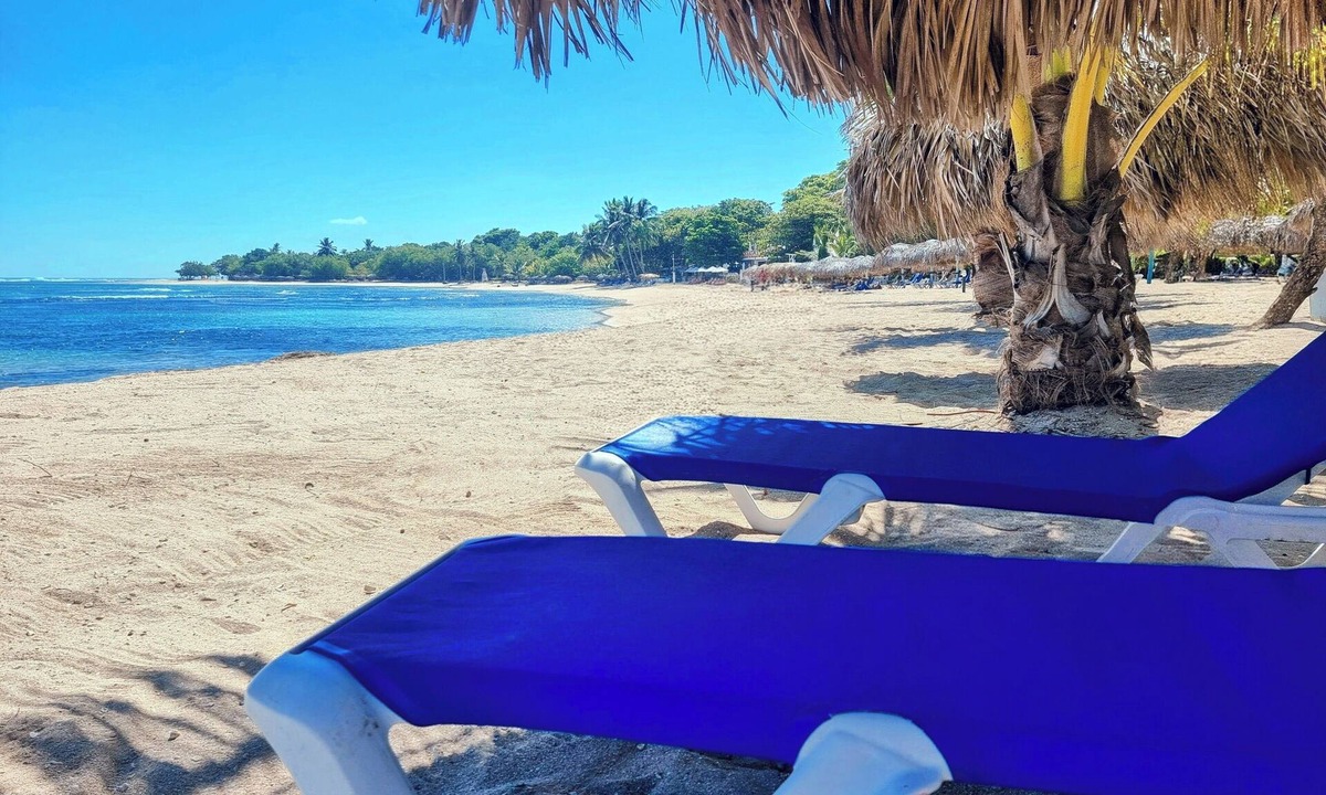 Costambar Apartment | Costambar Ocean Breeze - Beachfront Apartment With Pool