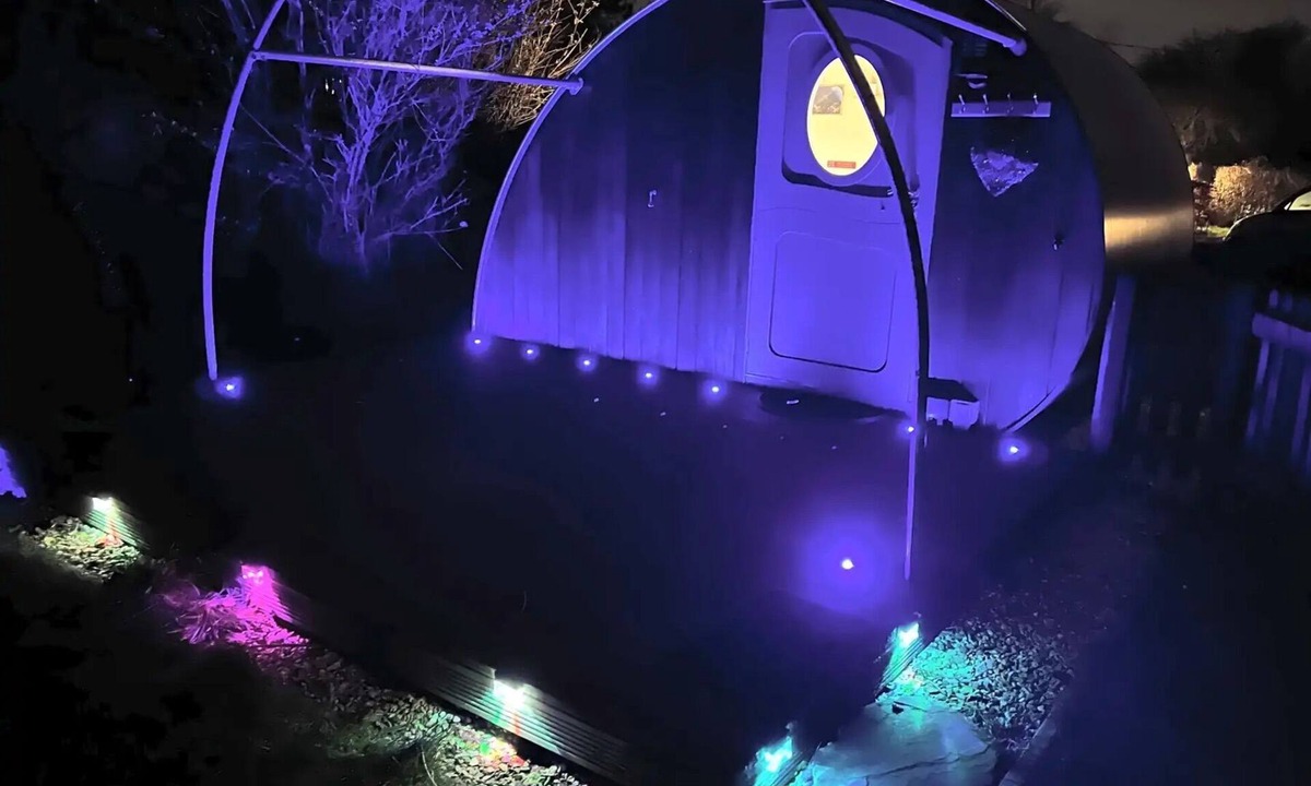 Berwick St James Cabin | Cosy 1 Bedroom Cabin- Moon Pod