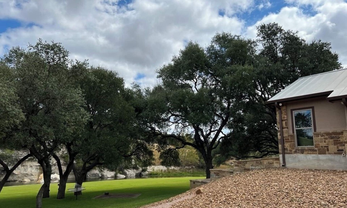 Kerrville Cottage | Cosy 1-bedroom cottage with spring-fed creek and spectacular views