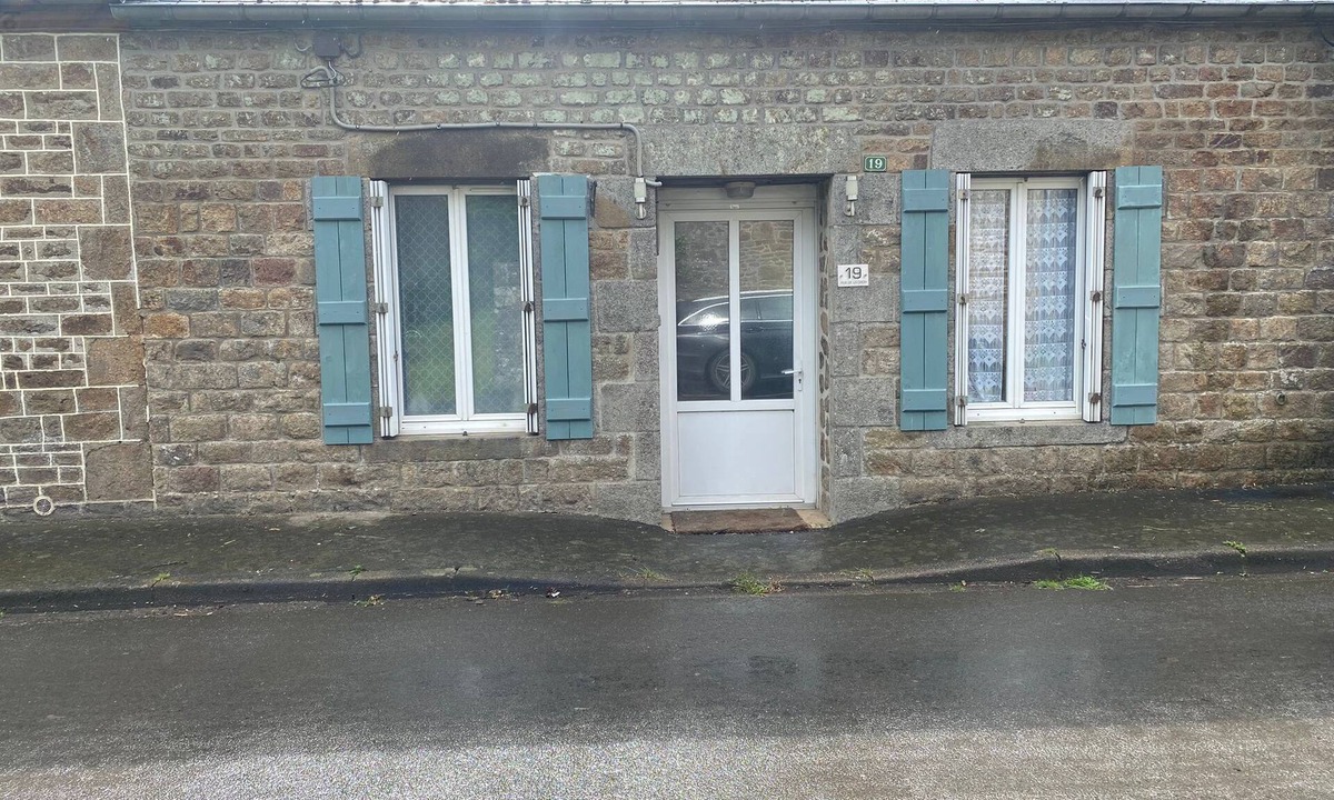 Carelles Cottage | Cosy 2 bed cottage, sleeps 4, in quiet village