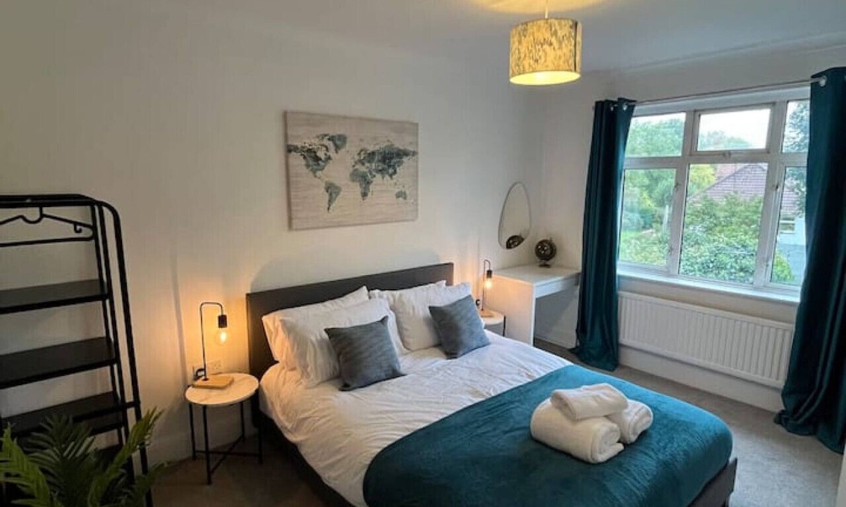 Wraysbury Apartment | Cosy 2-Bed Home Near Heathrow & Windsor