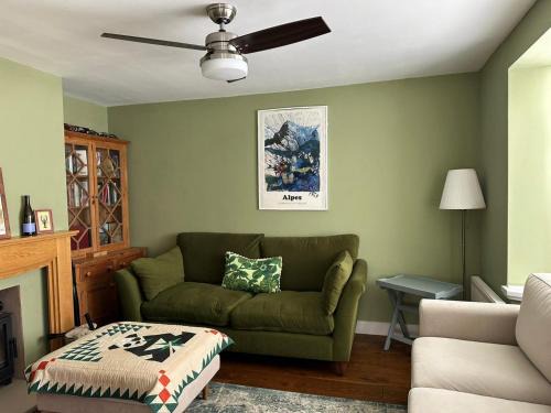 Alton House | Cosy 2BR Home with Garden & Parking