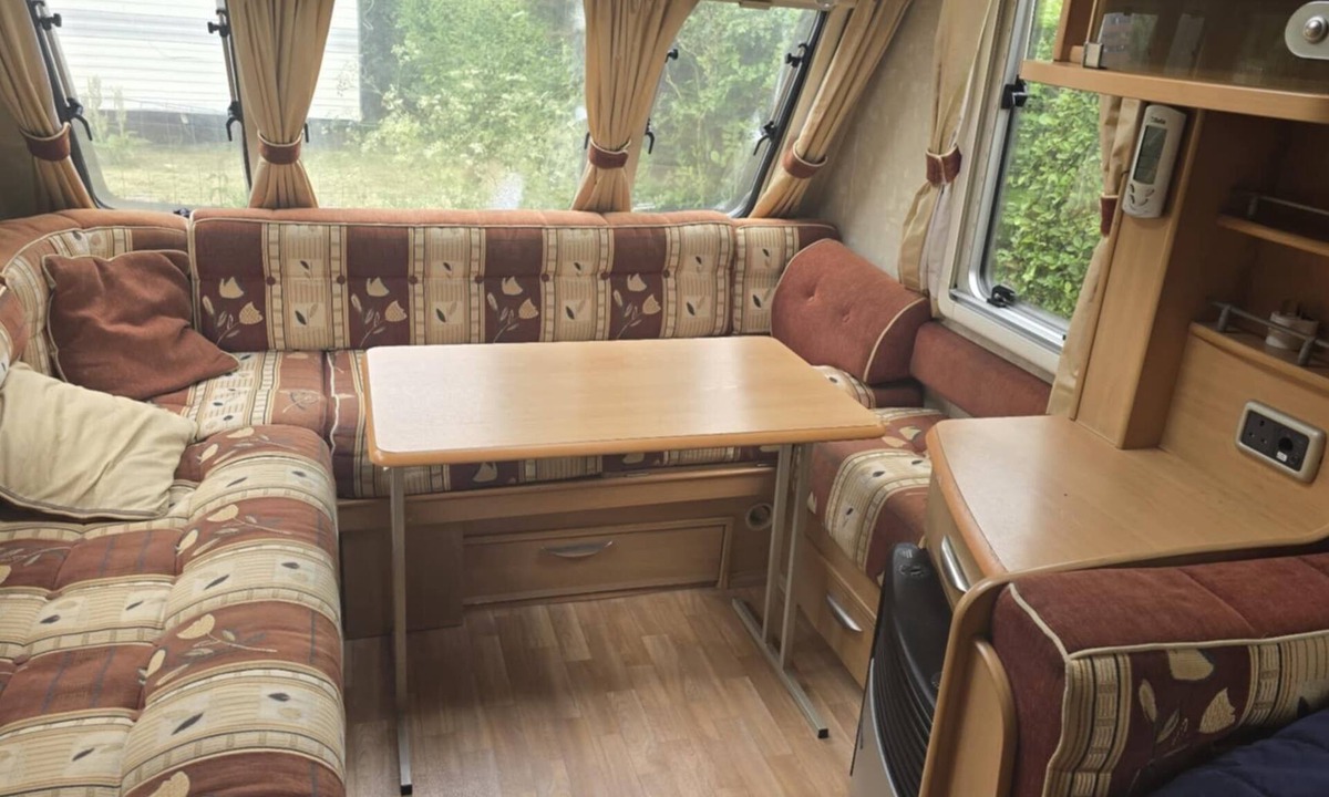 Combles House | Cosy 3-bed caravan and a small one in the countryside