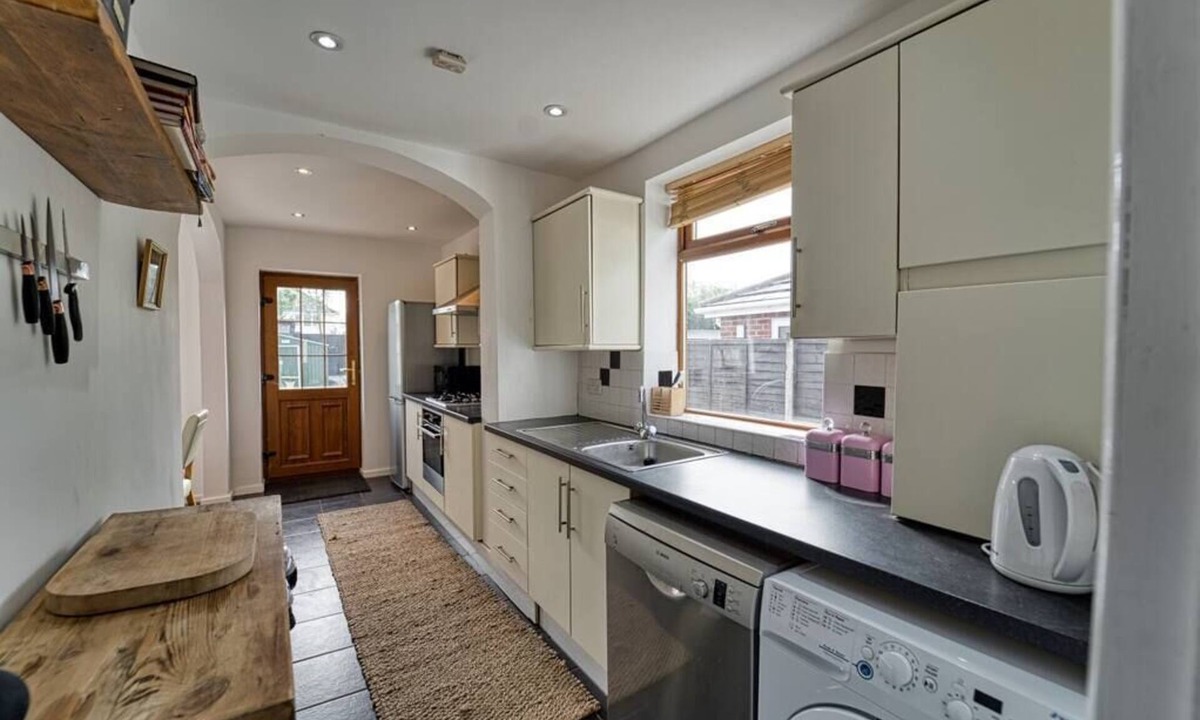 Worcester House | Cosy 3 Bedroom Home with Parking
