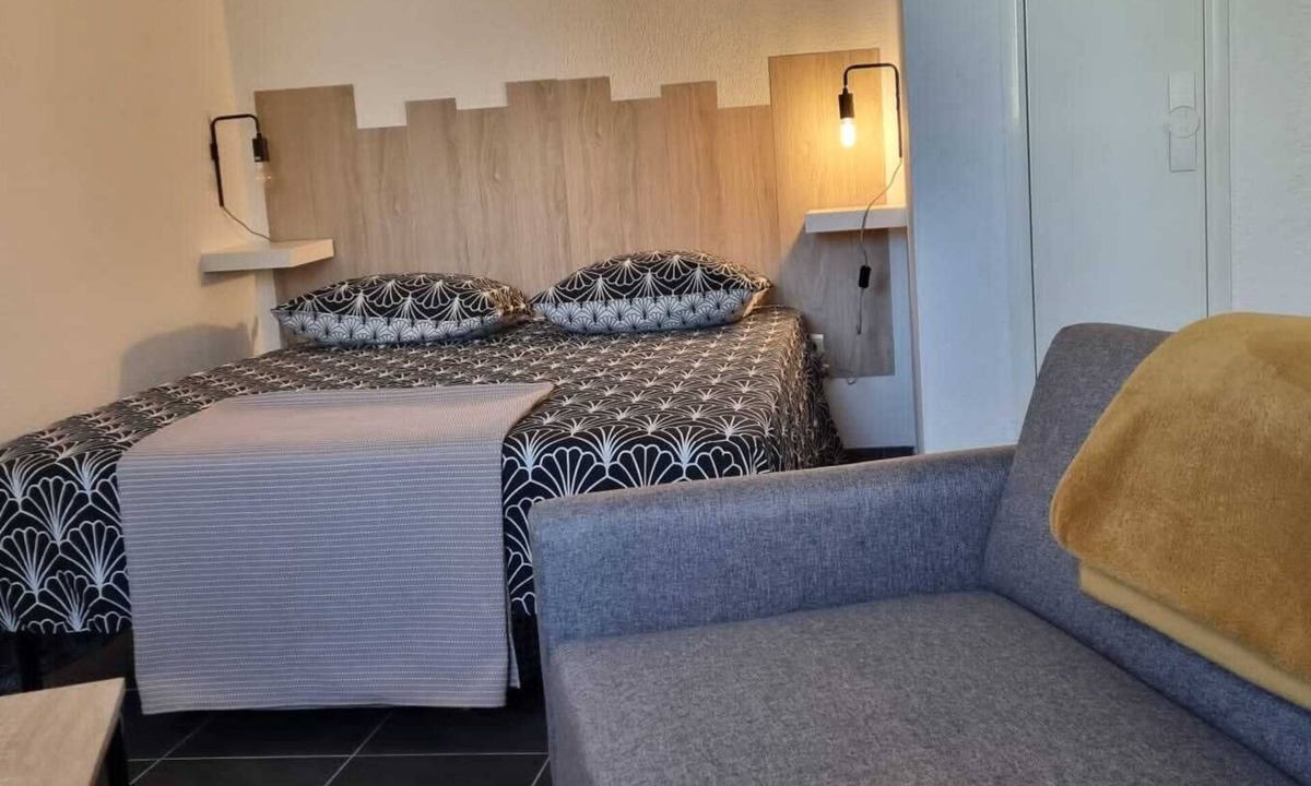 Razimbaud Apartment | Cosy air-conditioned studio with private parking