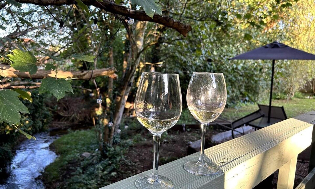 Ruskington Cabin | Cosy and Secluded Brook-side Lodge