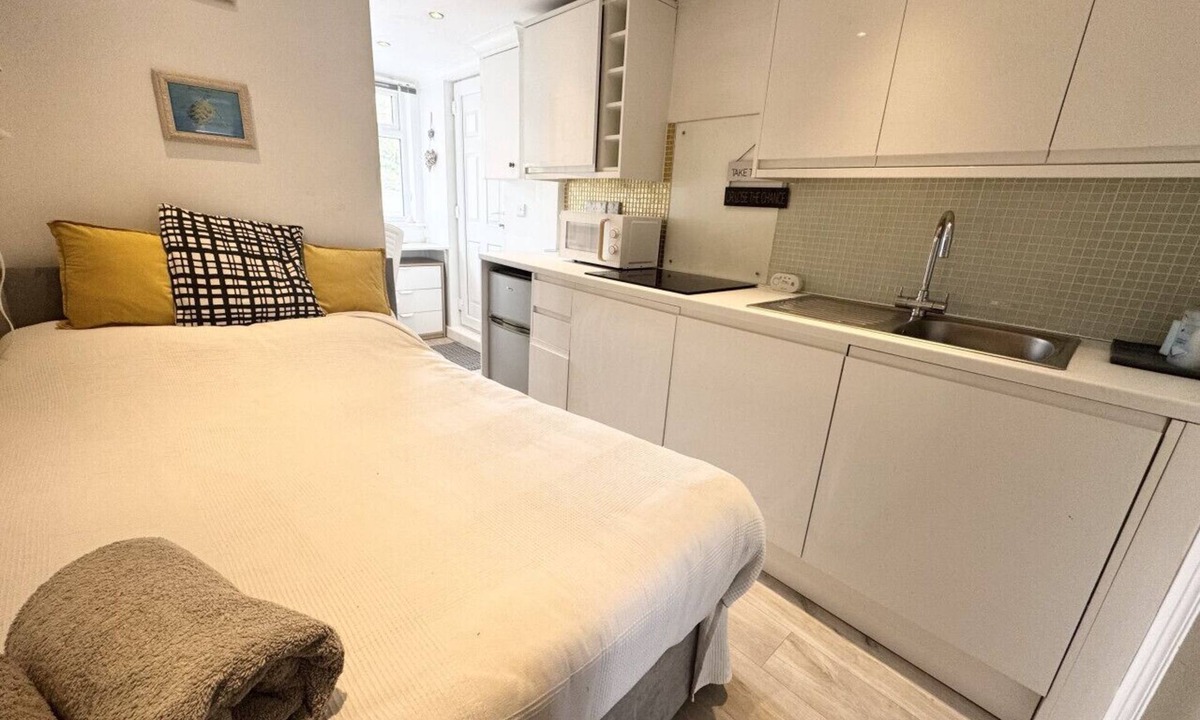 Marlow Condo | Cosy annexe, self contained, with parking