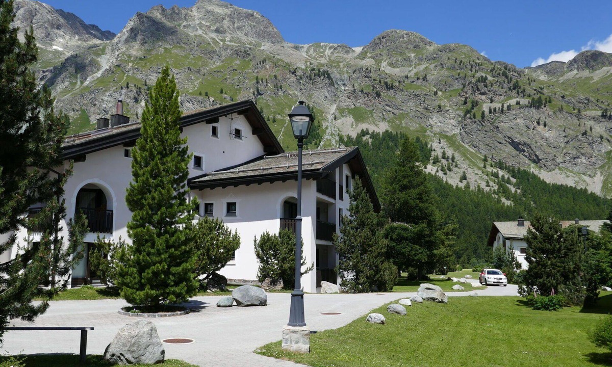 Sils-Maria Apartment | Cosy apartment for 4 guests with WIFI, TV, balcony and pets allowed
