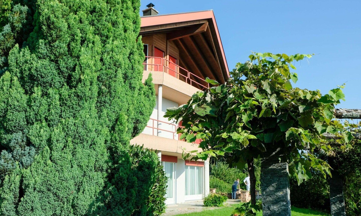Spiez Apartment | Cosy apartment for 12 people with WIFI, TV, balcony and pets allowed