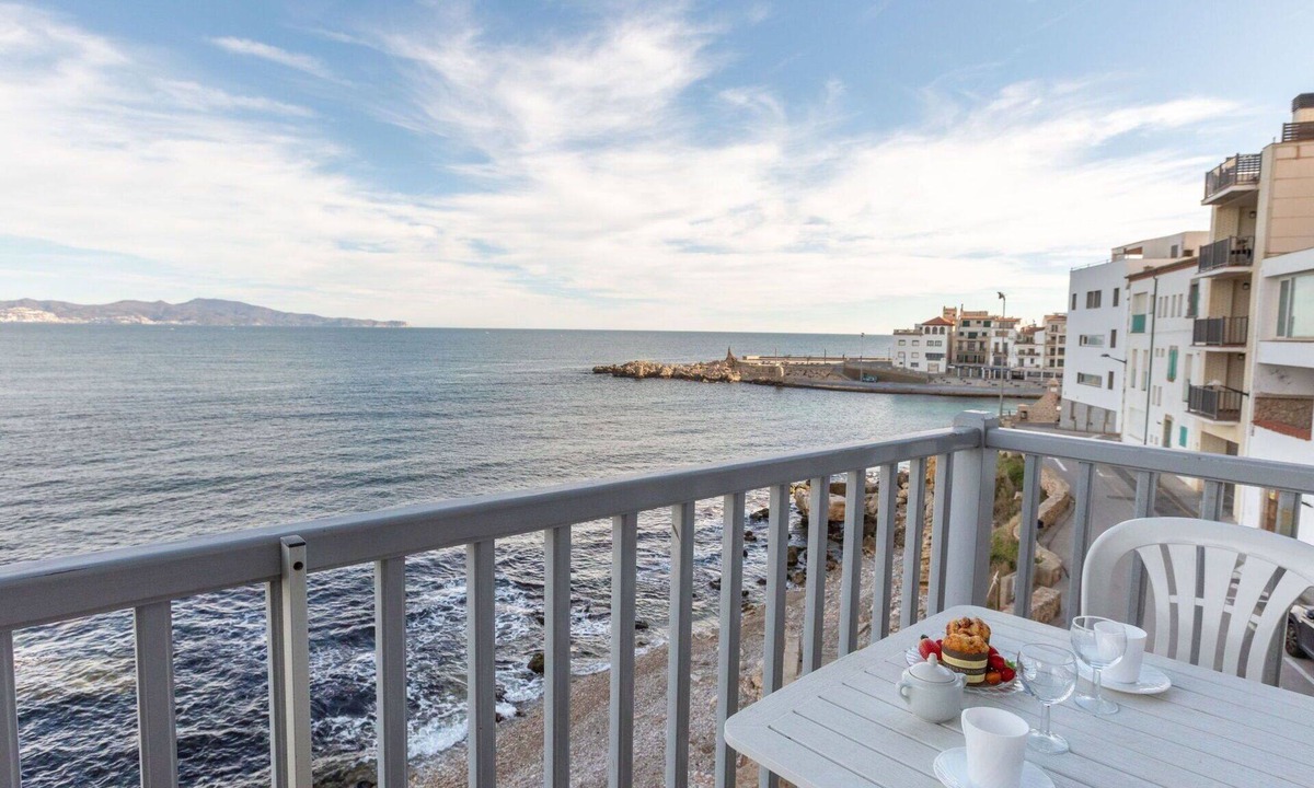 L'Escala Apartment | Cosy apartment for 2 guests with TV and balcony