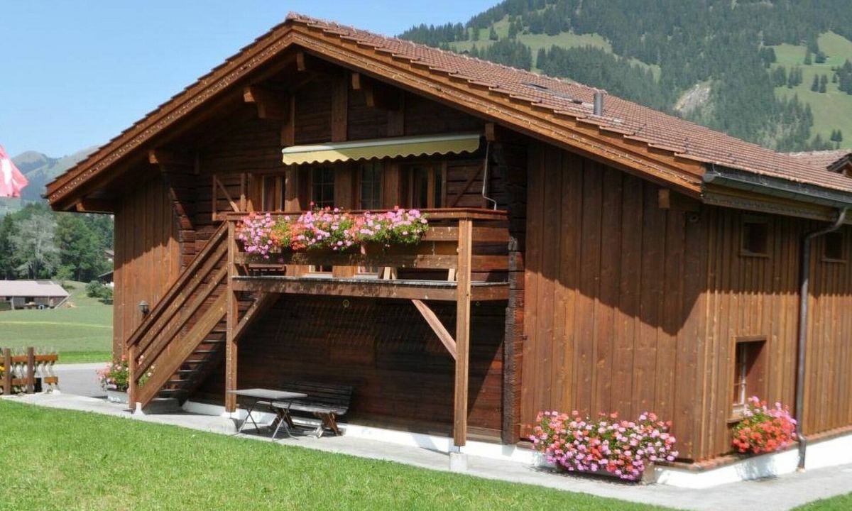 Gstaad Apartment | Cosy apartment for 2 people with WIFI, balcony and parking