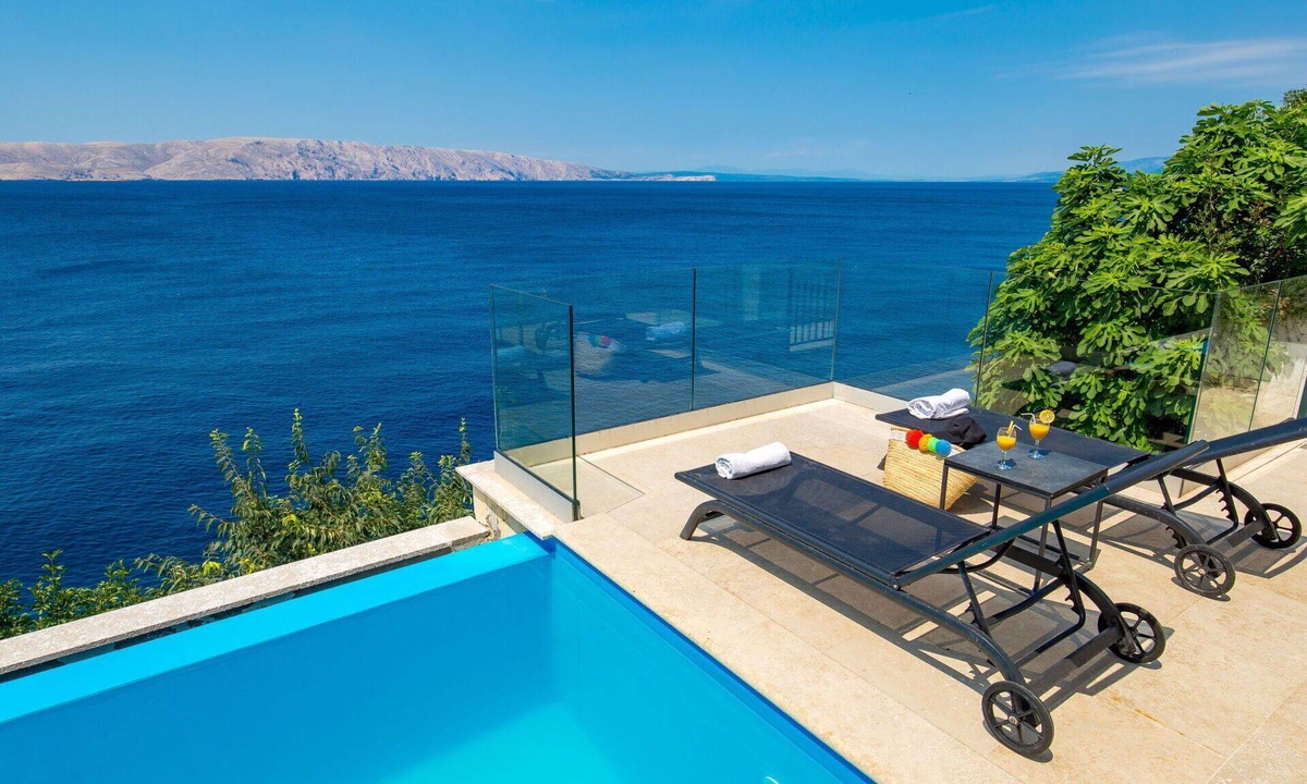 Vratarusa Apartment | Cosy apartment for 2 people with WIFI, A/C, pool, TV, terrace and pets allowed