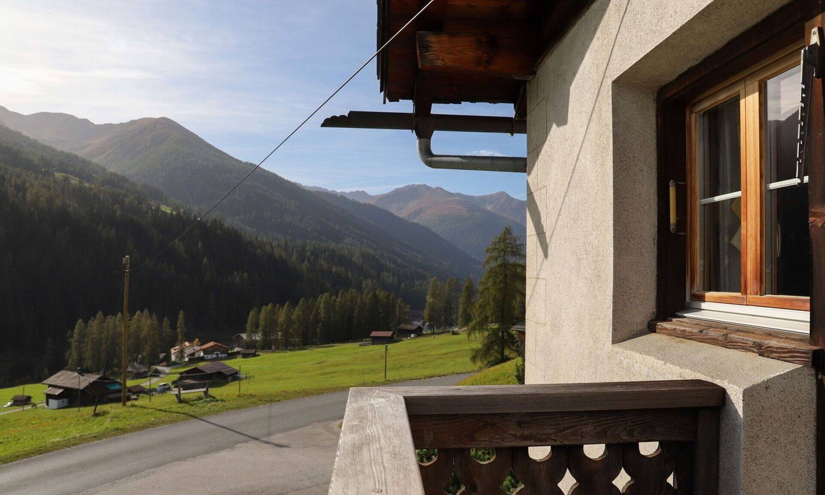 Frauenkirch Apartment | Cosy apartment for 3 guests with WIFI, TV, terrace and panoramic view