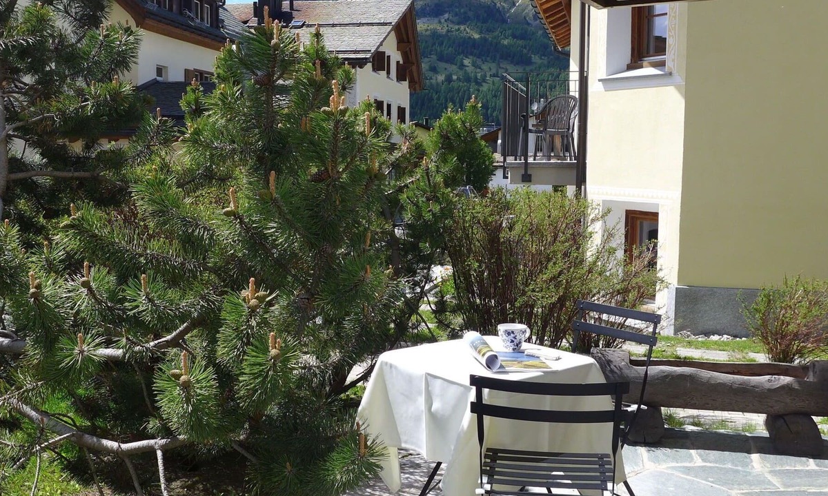 Surlej Apartment | Cosy apartment for 3 guests with WIFI, TV, terrace and parking