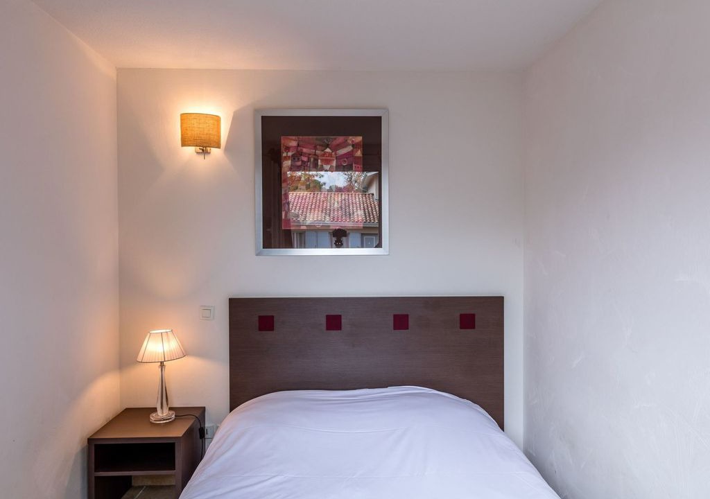Barbaste Apartment | Cosy apartment for 4 people with WIFI, pool, TV, balcony and parking