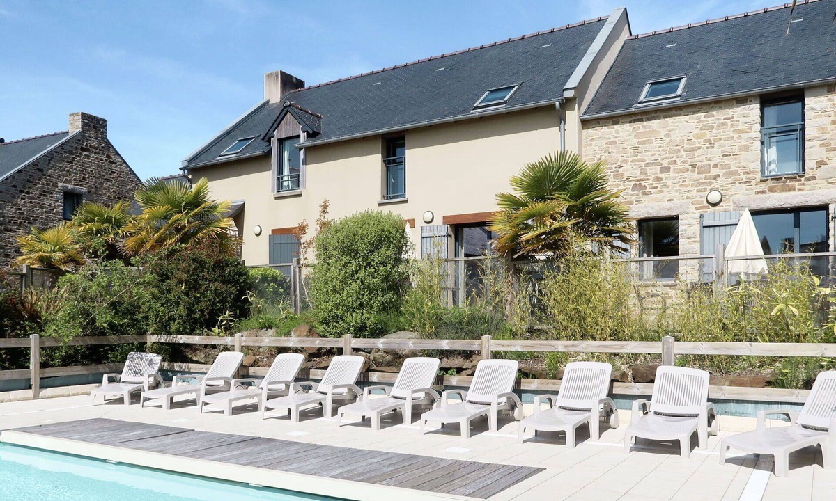 Cancale Apartment | Cosy apartment for 4 people with WIFI, pool, TV, terrace and pets allowed