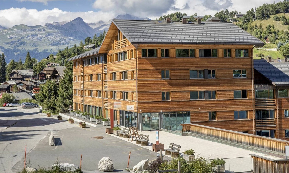 Vercorin Apartment | Cosy apartment for 4 guests with WIFI, hot tub, TV, pets allowed and parking