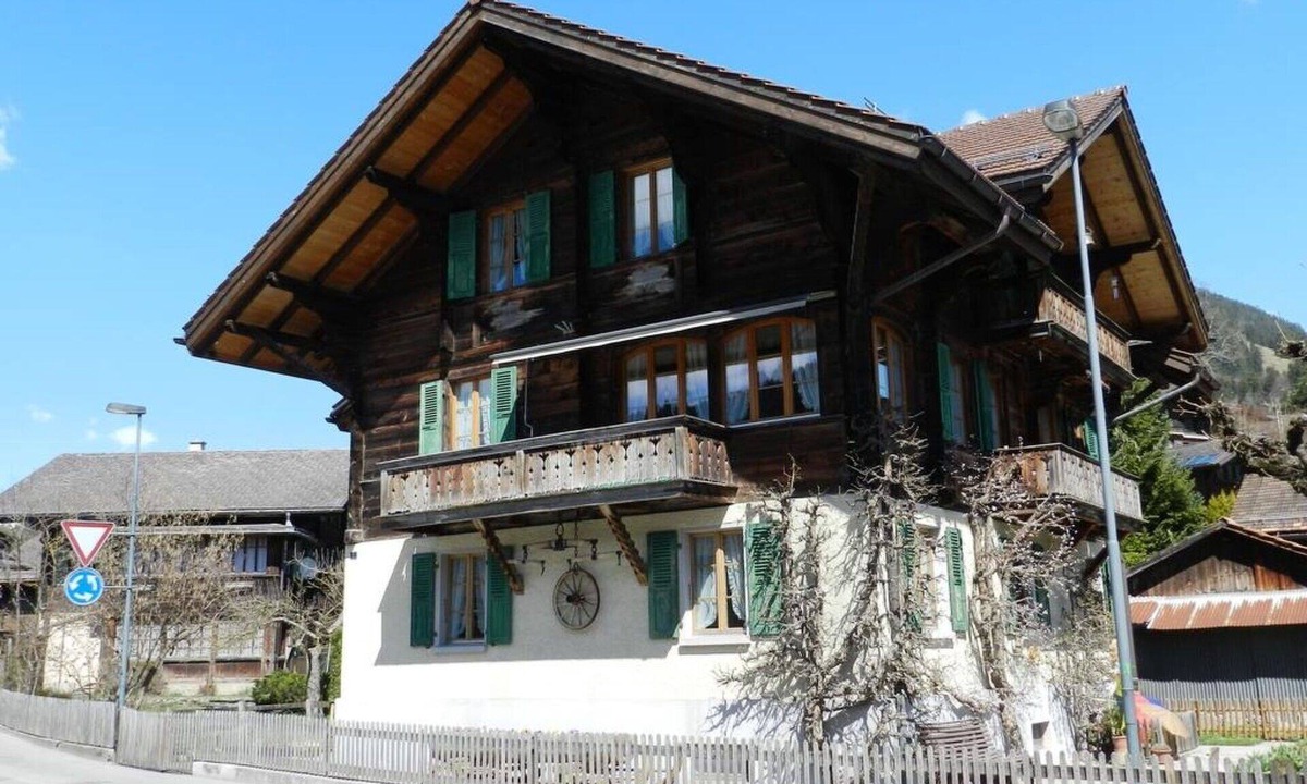 Gstaad Apartment | Cosy apartment for 4 guests with WIFI, TV and pets allowed