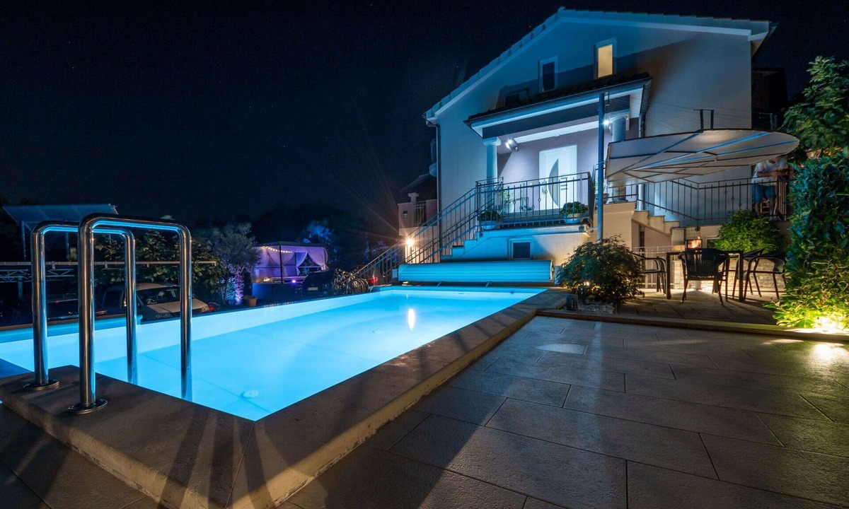 Sarsoni Apartment | Cosy apartment for 4 guests with WIFI, pool, A/C, TV, patio and panoramic view