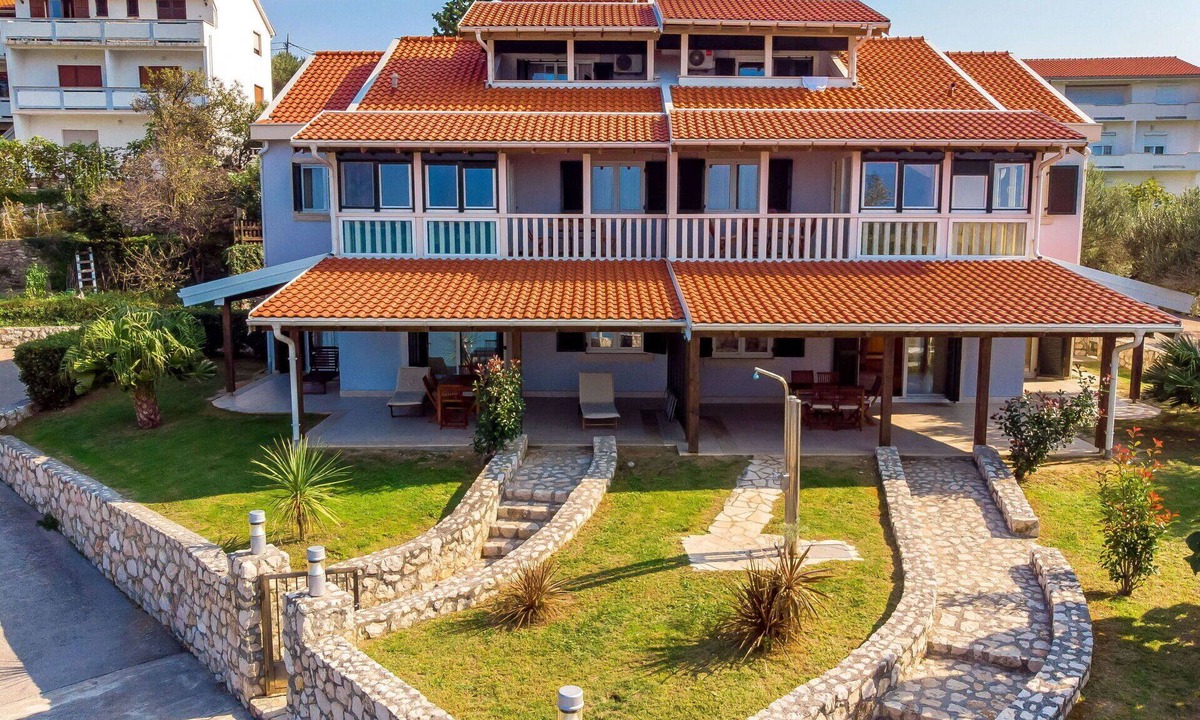 Rab Town Apartment | Cosy apartment for 4 guests with WIFI, A/C, pool, TV and patio