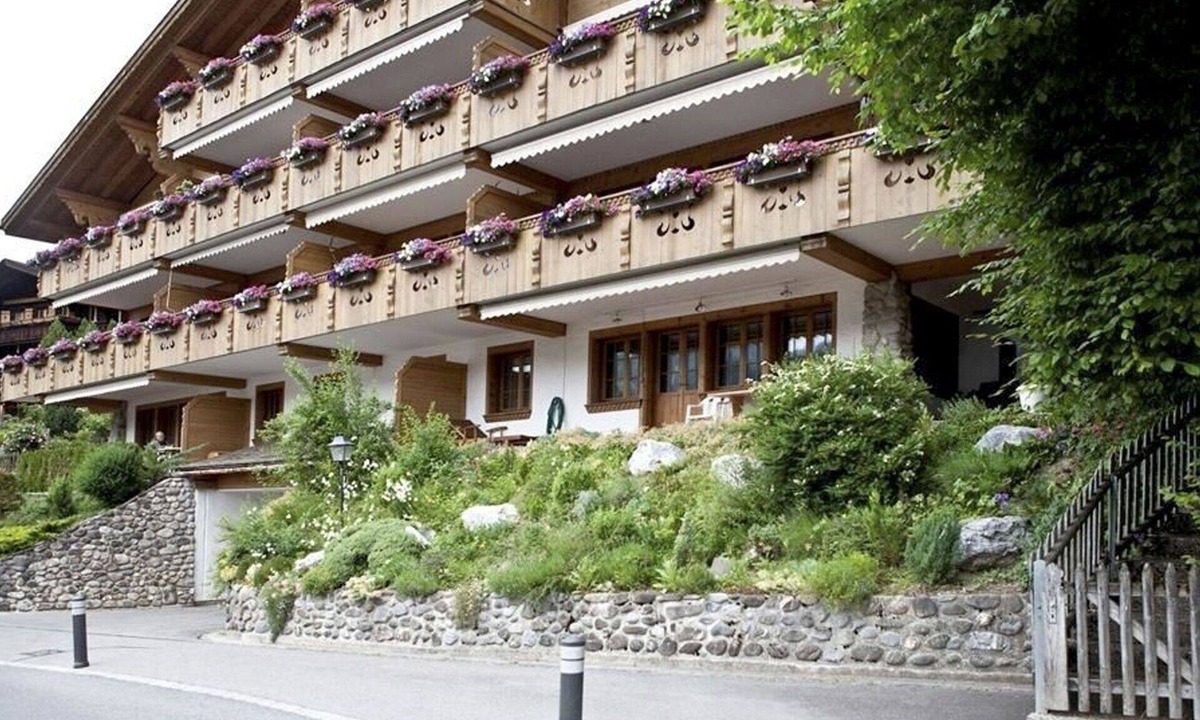 Saanen Apartment | Cosy apartment for 4 guests with WIFI, TV and balcony