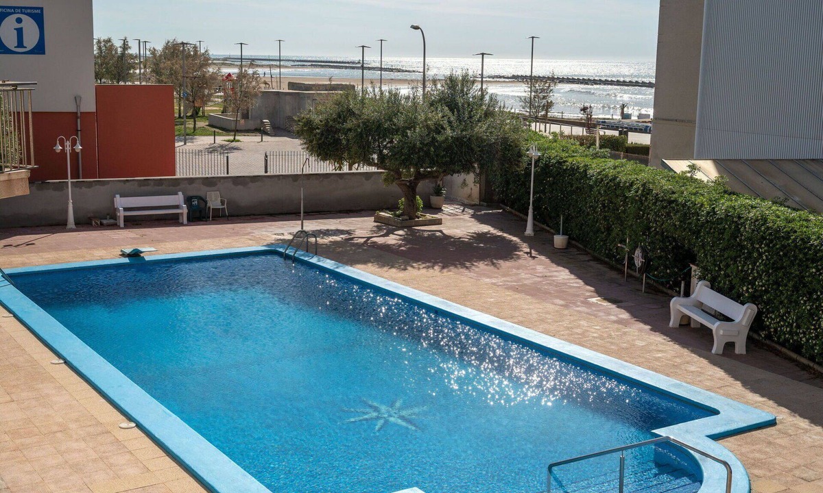 Cunit Apartment | Cosy apartment for 4 people with A/C, pool, WIFI, TV and balcony