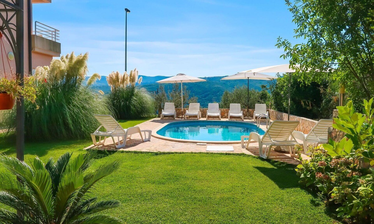Rabac Apartment | Cosy apartment for 4 people with pool, WIFI, A/C, TV, terrace and pets allowed