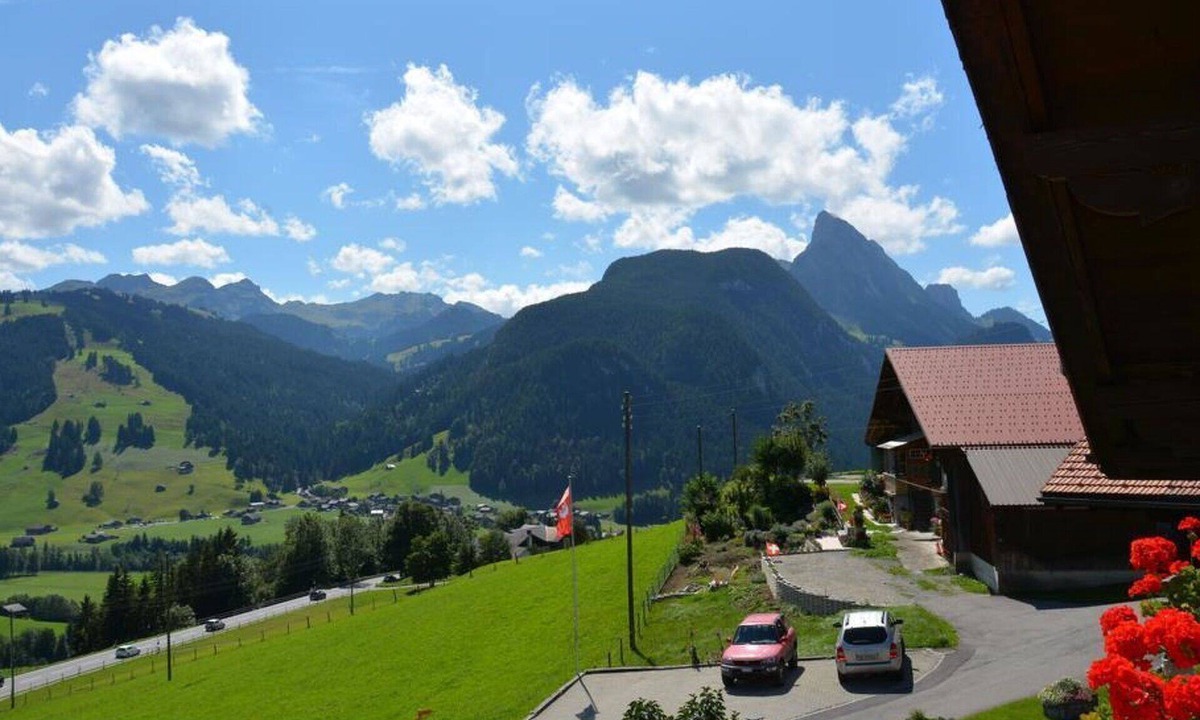 Saanen Apartment | Cosy apartment for 5 guests with balcony
