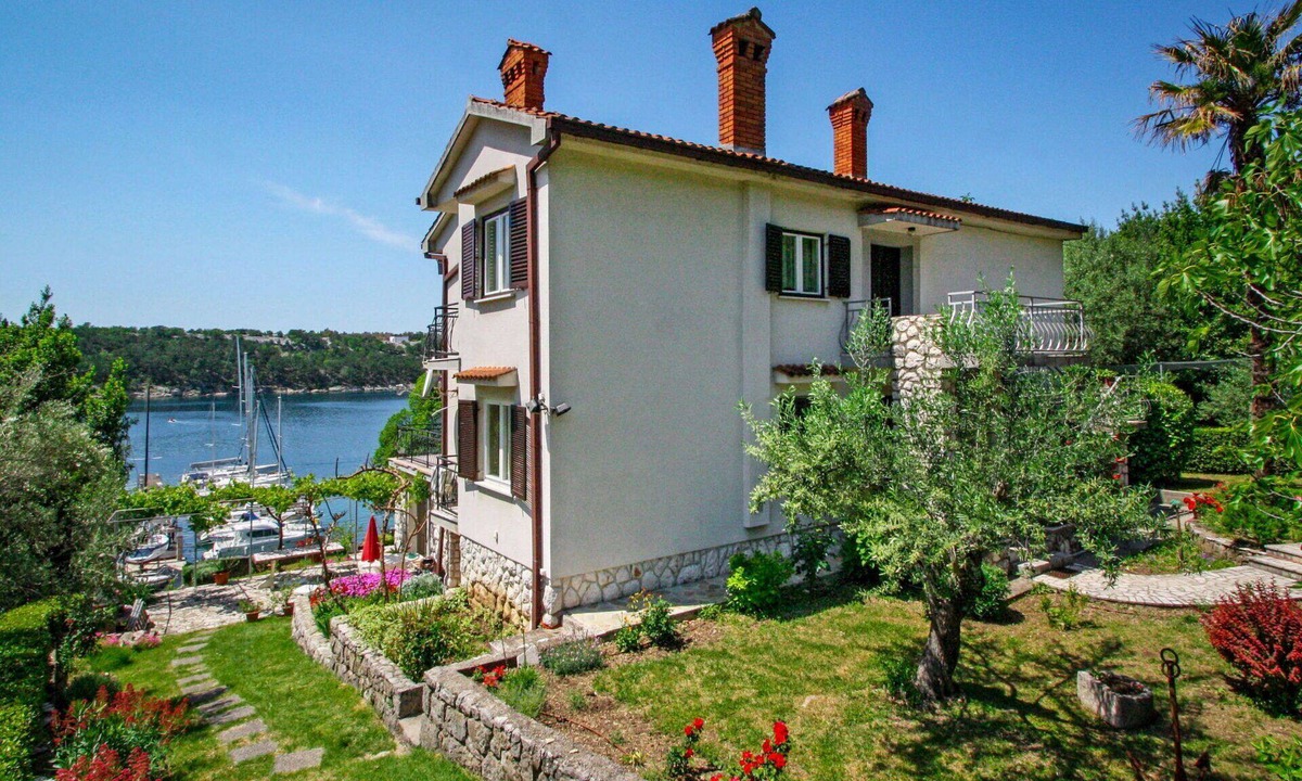 Omisalj Apartment | Cosy apartment for 5 guests with A/C, WIFI, TV, terrace and pets allowed