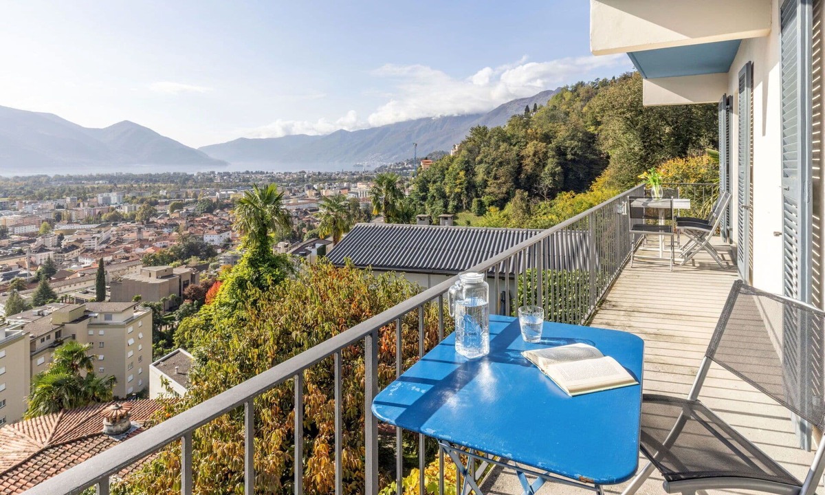 Muralto Apartment | Cosy apartment for 6 people with WIFI and balcony